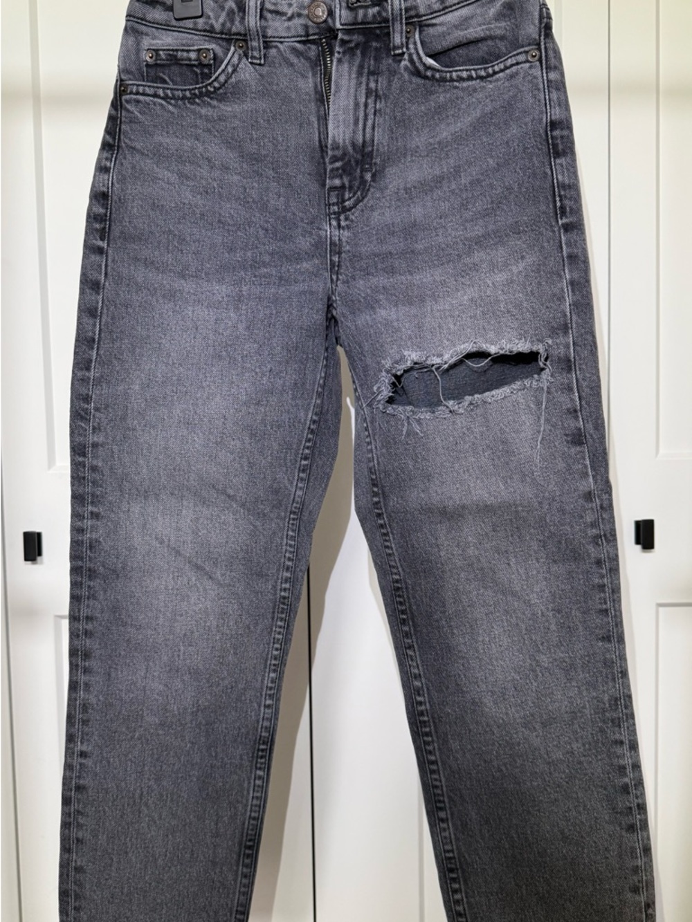 Topshop Gray Straight-Leg Jeans with Distressed Knee
